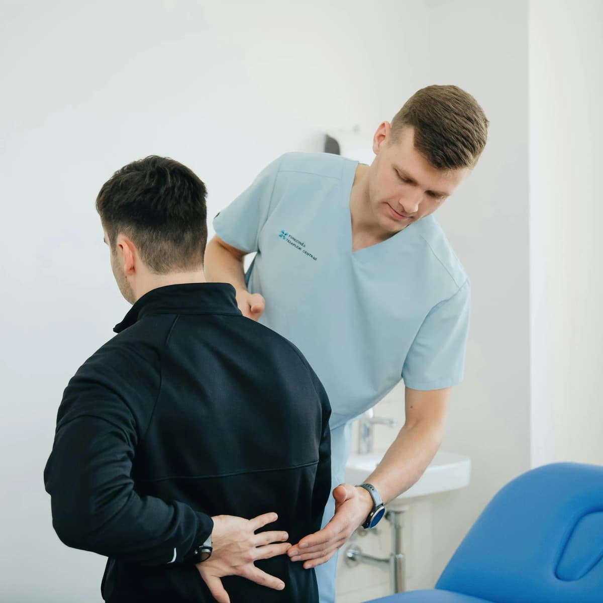 Fisioterapeuta profesional trabajando con paciente en tratamiento especializado